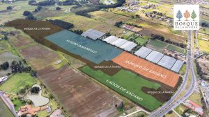 Vistas del lote de Bosques de la Riviera mostrando bosques nativos, lagunas y senderos en Cajicá